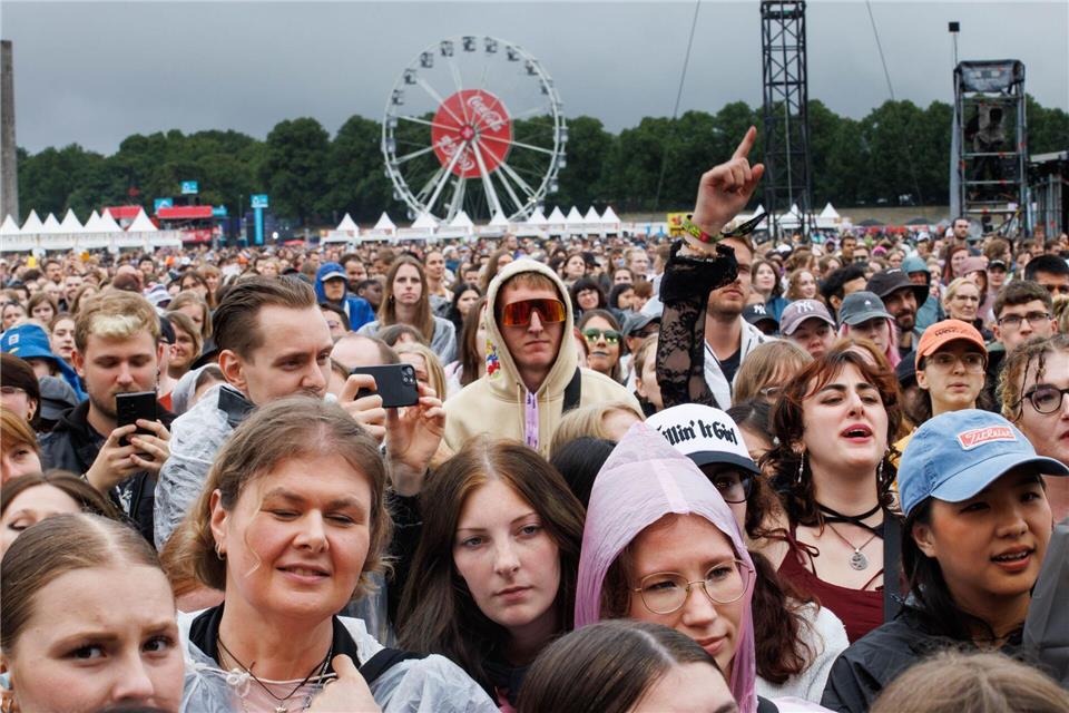 Zwischen Regen und bedecktem Himmel schwankte das Wetter beim Lollapalooza Festival Berlin. Die Besucher feierten trotzdem ausgiebig.Carsten Koall/dpa