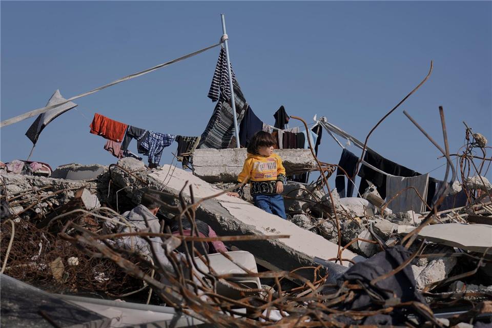 Zwischen Ruinen: Palästinensisches Kind in Gaza-StadtJehad Alshrafi/AP/dpa