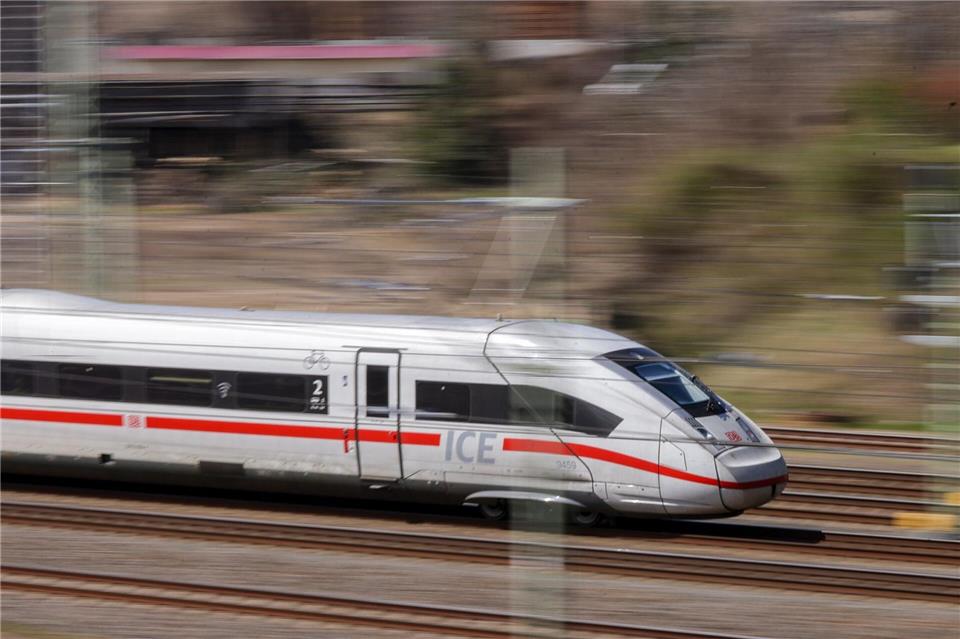 Zwischen Saarbrücken und Kaiserslautern gibt es nach einem Erdrutsch Zugverspätungen. (Symbolfoto)  Jan Woitas/dpa