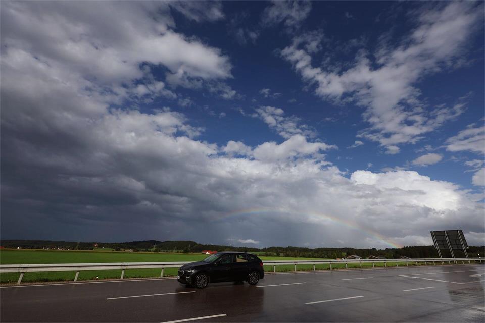 Zwischen Sommer- und Herbstwetter schmückt ein Regenbogen den Himmel über dem Allgäuer Alpenvorland.Karl-Josef Hildenbrand/dpa