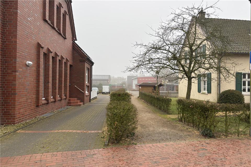 Zwischen Volksbank (links) und Heimatmuseum (rechts) soll die Ein- und Ausfahrt für den Parkplatz angelegt werden.