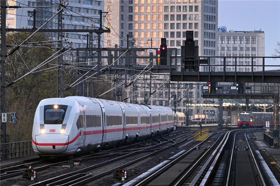 Zwischen dem 14. Juni und dem 12. Dezember kommt es auf der Berliner Stadtbahn zu erheblichen Einschränkungen im Fern- und Regionalverkehr. (Archivbild)Soeren Stache/dpa