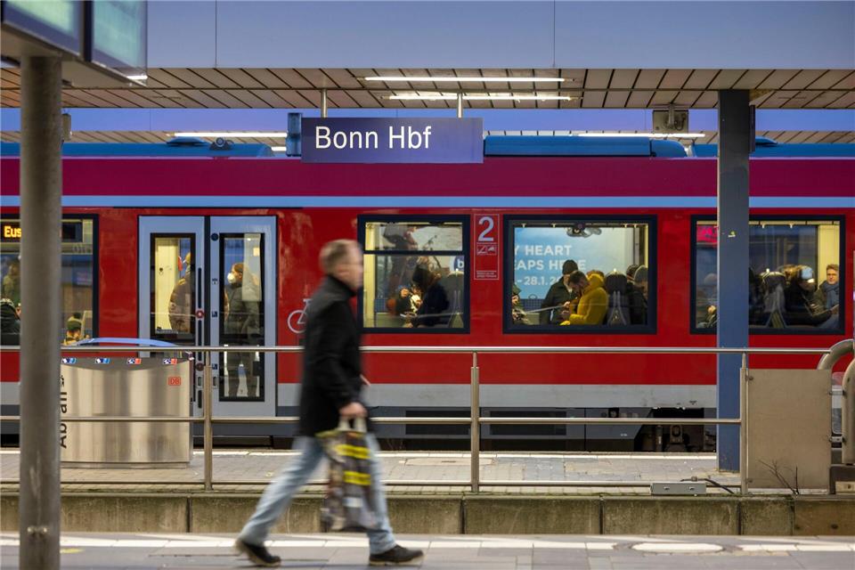 Zwischen dem 14.12. und 21.12. kommt es zu massiven Einschränkungen im Bahnverkehr um Bonn. Grund ist eine geplante Brückenerneuerung. (Symbolbild)Thomas Banneyer/dpa