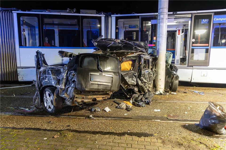 Straßenbahn drückt Auto in Betonpfeiler – Fahrer stirbt  Zwischen dem Betonmast und der Straßenbahn wurde das Auto regelrecht zerquetscht.Justin Brosch/dpa