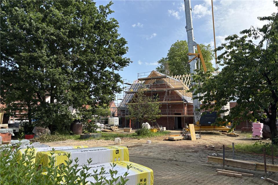 Zwischen dem Dorfgemeinschaftshaus und dem Wohnhaus, das an der Schermbecker Straße steht, soll der neue Dorfplatz für Erle entstehen.