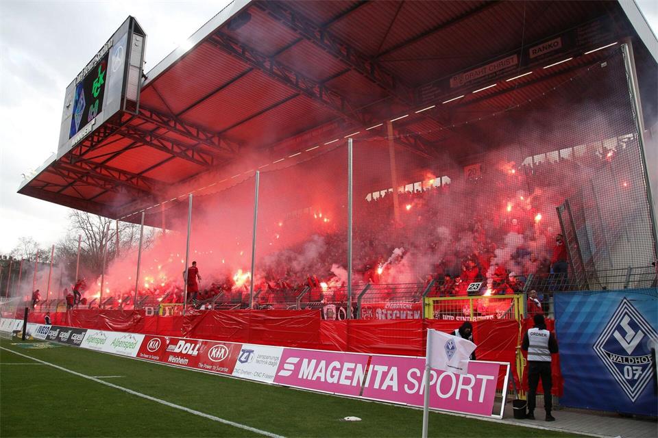 Zwischen dem Waldhof und Kaiserslautern geht es auch auf den Rängen hoch her.Michael Deines/dpa