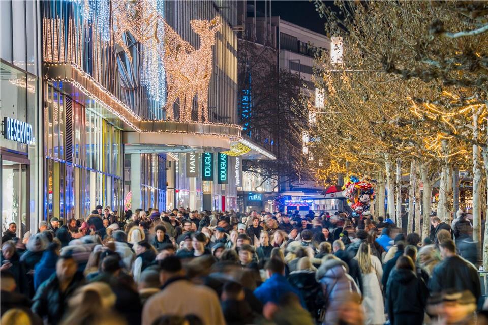 Zwischen den Jahren wird es voll in der Frankfurter Fußgängerzone.Andreas Arnold/dpa