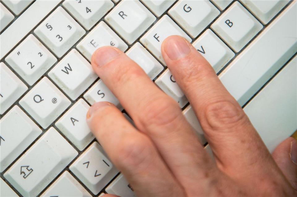 Zwischen den Tasten einer Tastatur kann sich mit der Zeit einiges an Schmutz ansammeln.Christin Klose/dpa-tmn