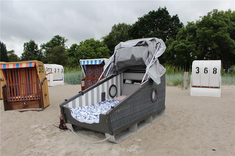 Zwischen den klassischen Tagsüber-Strandkörben, stehen am Eckernförder Südstrand zwei Exemplare, in denen man auch schlafen kann. Ricarda Dieckmann/dpa-tmn