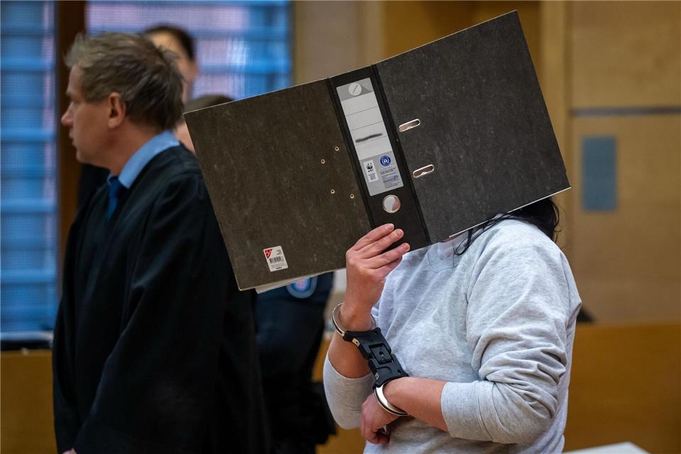 Zwischen der Angeklagten und dem Opfer gab es laut Zeugenaussagen zuvor Streit wegen einer Überweisung.Jacob Schröter/dpa