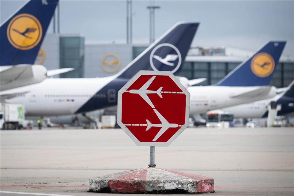Zwischen der Landung und einem erneuten Start eines Flugzeuges liegen viele Arbeitsschritte. (Symbolbild)Boris Roessler/dpa