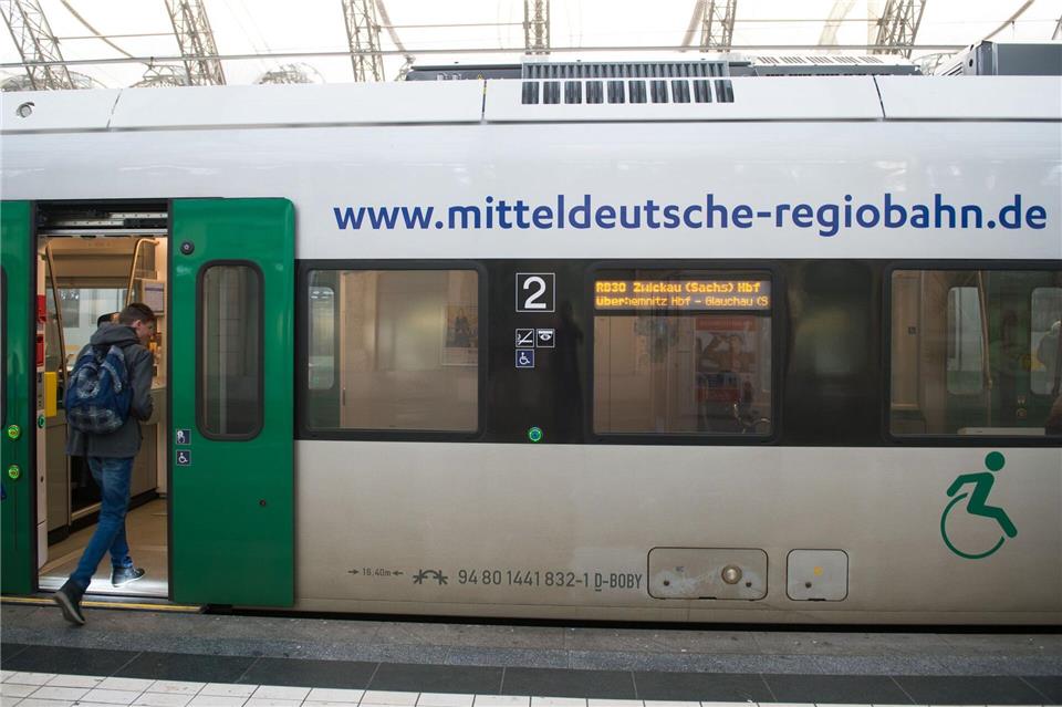 Zwischen der Mitteldeutschen Regiobahn und der Gewerkschaft GDL wurde ein Tarifabschluss erzielt. (Archivbild) Sebastian Kahnert/dpa