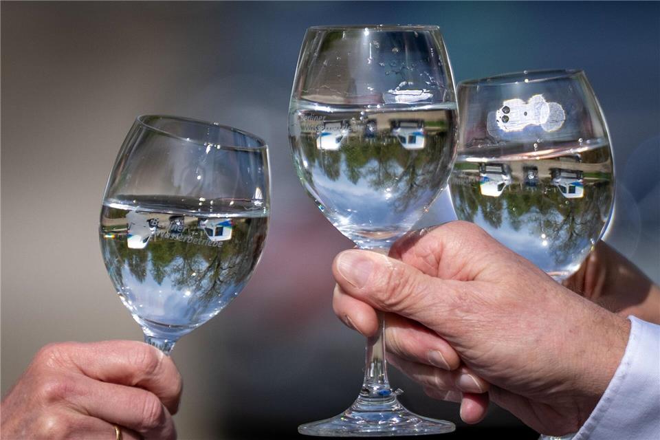 Zwischen eineinhalb und drei Liter sollten gesunde Menschen trinken. (Symbolbild)Sören Stache/dpa