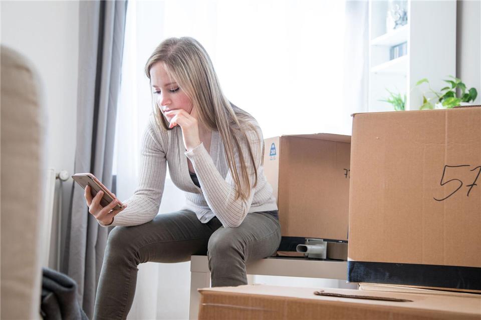 Zwischen gepackten Kartons und neuen Möglichkeiten: Wer für den Beruf umzieht, sollte alle Aspekte sorgfältig abwägen.Christin Klose/dpa-tmn