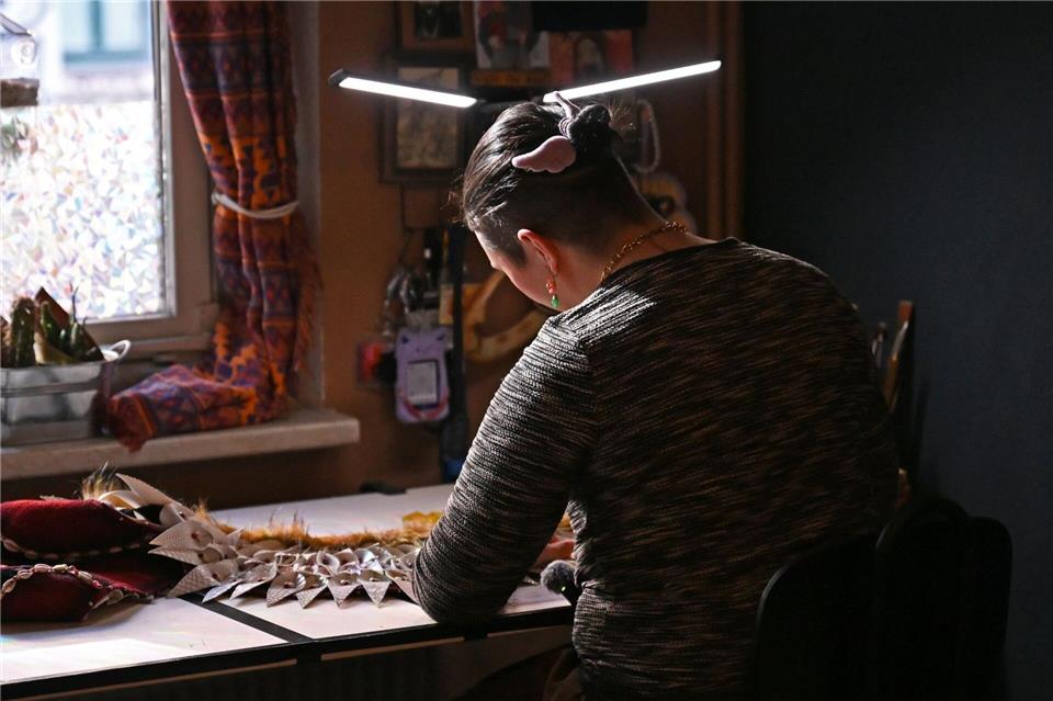 Zwischen sechs und sieben Monaten sitzt Toni an ihren Kostümen. Jennifer Brückner/dpa