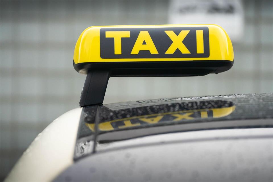 Zwischen zwei Taxifahrern und einem Fahrgast brach ein Streit aus. (Symbolbild)Frank Rumpenhorst/dpa