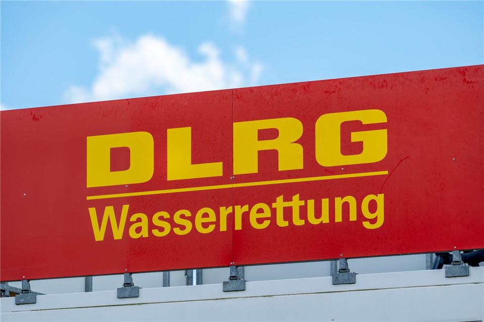 Zwischenbilanz der DLRG nach sieben Monaten: Es gibt etwas weniger Badetote in Deutschland.Stefan Sauer/dpa