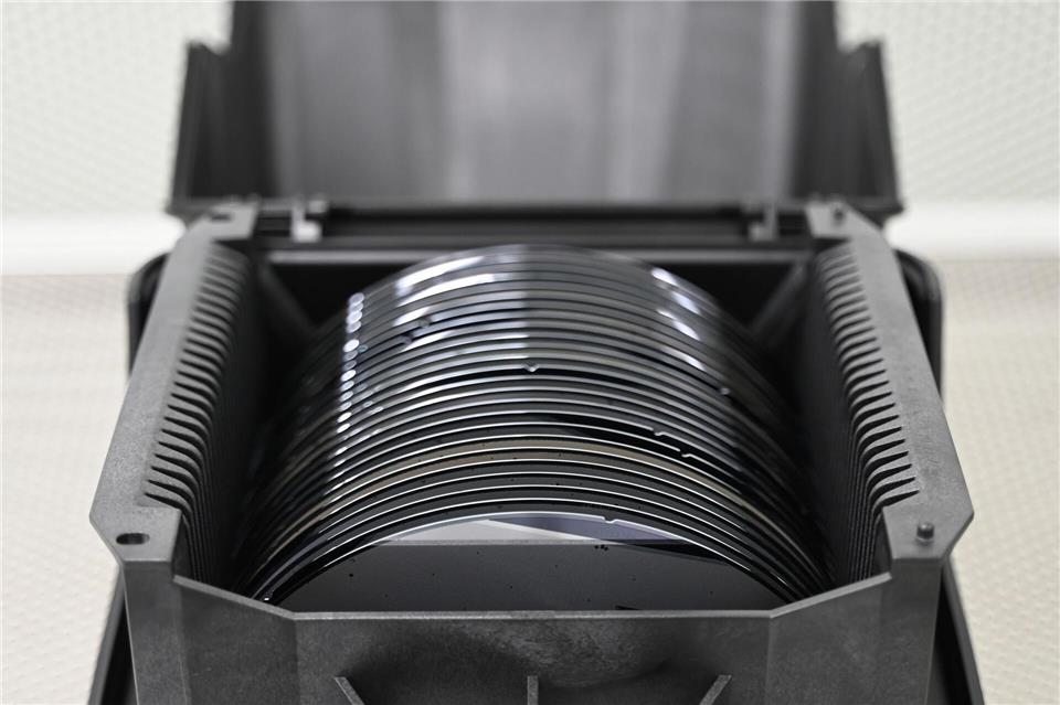 Halbleitermangel bringt Industrie und Regierung in Zugzwang Zwischenprodukte der Halbleiterproduktion, sogenannte Wafer, liegen in einer Box. (Archivbild) David Hammersen/dpa