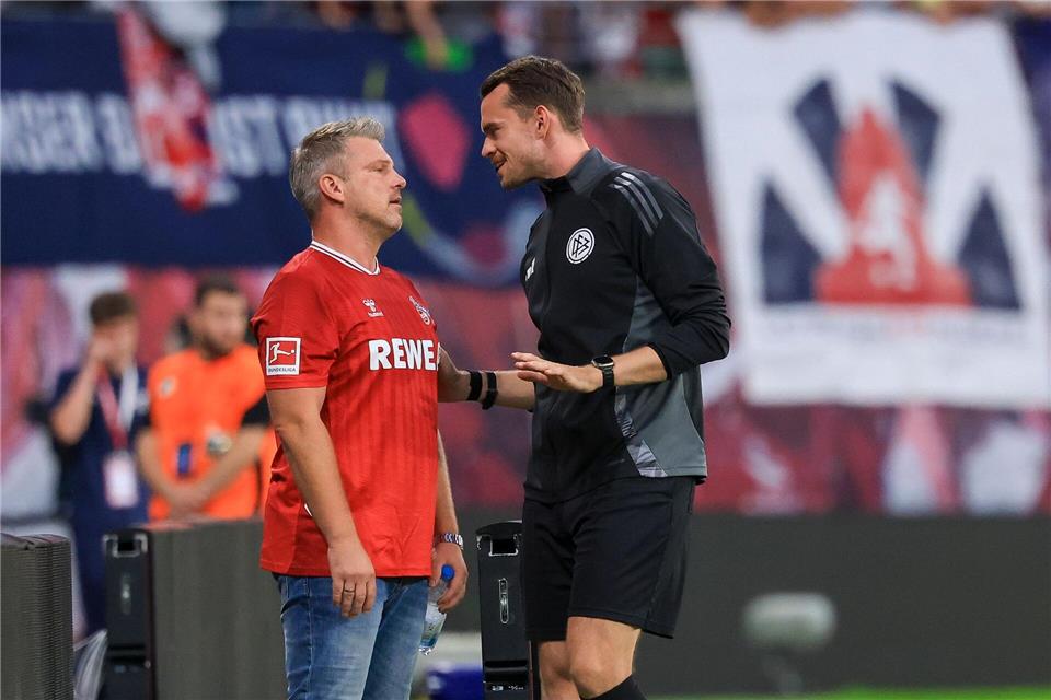 Viel Lärm um ruhende Bälle: Köln kassiert erste Niederlage Zwischenzeitlich musste Kölns Trainer Lukas Kwasniok vom Vierten Offiziellen Richard Hempel beruhigt werden.Jan Woitas/dpa