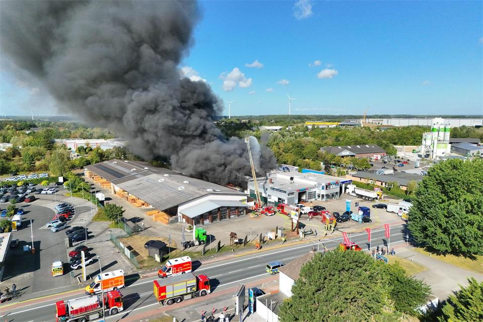 Zwischenzeitlich warnten die Einsatzkräfte in Beckum vor Rauchgasen.Max Lametz/dpa