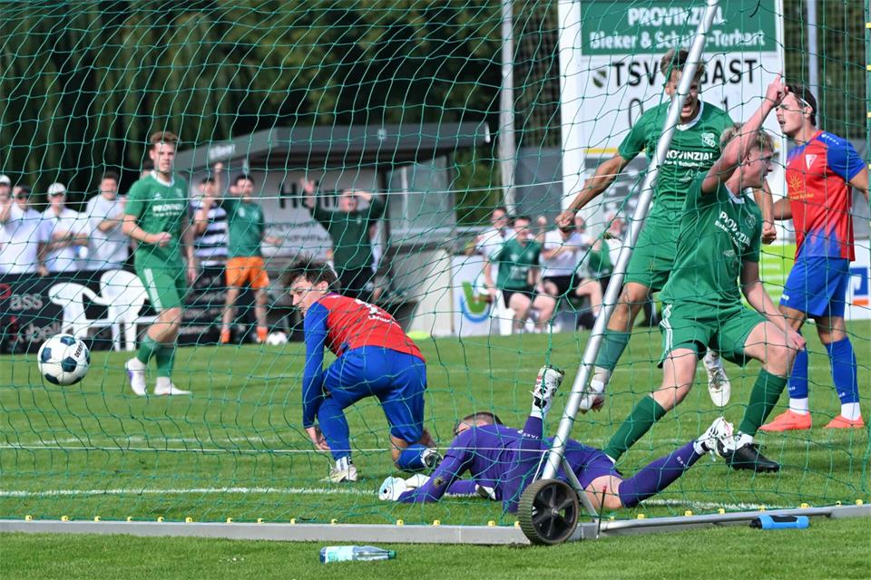 Zwischenzeitliches Raesfelder 1:1 gegen den Werner SC: Max Derksen (rechts) staubt ab nach einem Schuss von Ben Brömmel. 