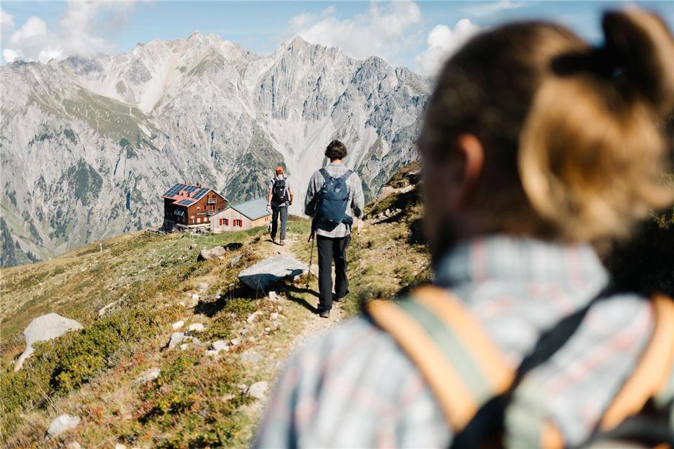 Zwischenziel in Sicht: In der Kaltenberghütte wartet leckerer Kaiserschmarrn.Arlberg Marketing GmbH/dpa-tmn