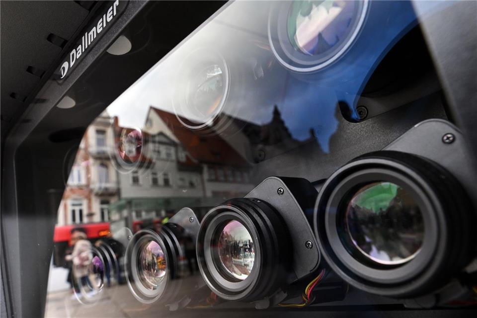 Zwölf Kameras zeichnen das Geschehen auf dem Anger auf.Martin Schutt/dpa