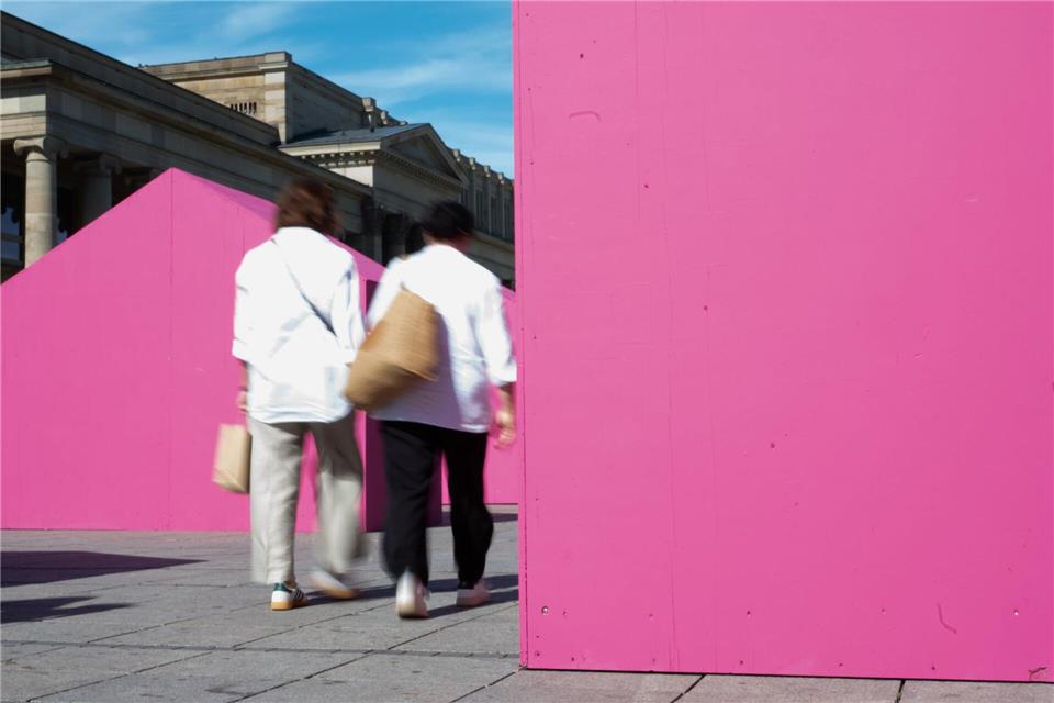Zwölf Magenta-farbene Häuser stehen eine Woche am Stuttgarter Schlossplatz. Markus Lenhardt/dpa