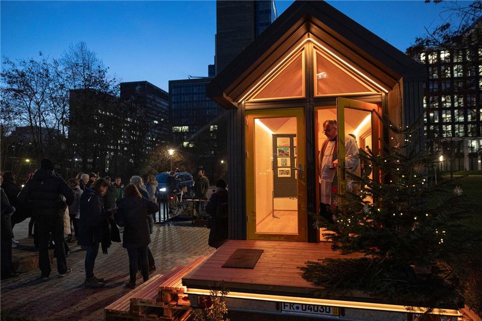 Zwölf Menschen haben in der Mini-Kirche Platz.Hannes P. Albert/dpa