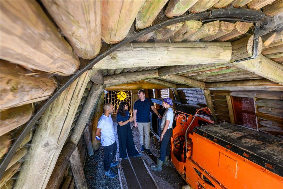 Zwölf junge Erwachsene aus zwölf Ländern widmen sich bis zum 30. August der Bewahrung der historischen Röhrgraben sowie dem Maschinenpark des Besucherbergwerks.Hendrik Schmidt/dpa