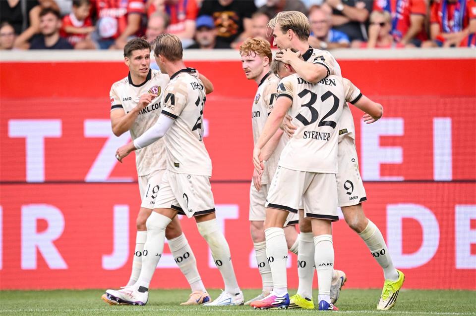 a. Vincent Vermeij (r, Dynamo Dresden) und das Team jubeln nach dem Tor zum 0:1.Harry Langer/dpa