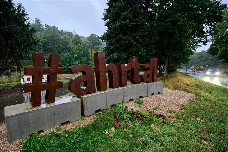 #ahrtal steht an der B 256 nahe der Ortschaft Müsch im Landkreis Ahrweiler im Morgengrauen. Der Wetterdienst warnt vor Unwettern mit Starkregen in der Region.Sascha Ditscher/dpa