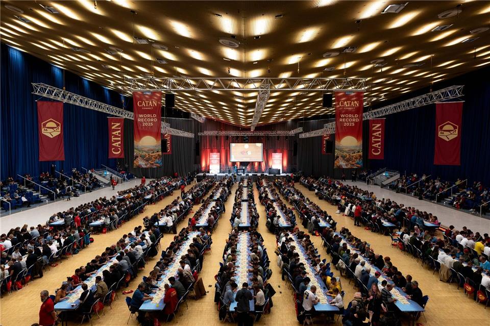 Bilder des Tages beim Weltrekordversuch des größten Catan-Spiels aller Zeiten bei der Messe „Spiel Essen 2025“ spielen über 1000 Spieler gleichzeitig das Spiel Catan Connect.Fabian Strauch/dpa