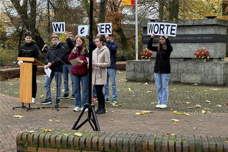 Schüler des Berufskollegs geben Widerworte bor VolkstrauertagRentel