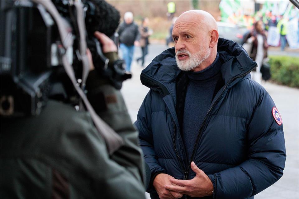 dbb-Bundeschef Geyer sieht wachsende Belastungen: Der Personalmangel sei für Beschäftigte im öffentlichen Dienst täglich spürbar. (Archivbild)Carsten Koall/dpa