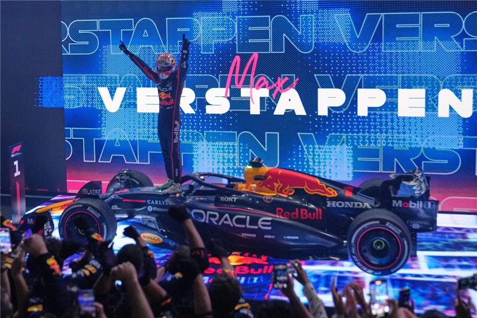 ed-Bull-Pilot Max Verstappen aus den Niederlanden feiert nach seinem Sieg beim Grand Prix von Katar.Altaf Qadri/AP/dpa
