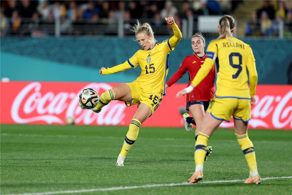 frankfurts Rebecka Blomqvist trifft zweimal gegen Leipzig.Brett Phibbs/AAP/dpa