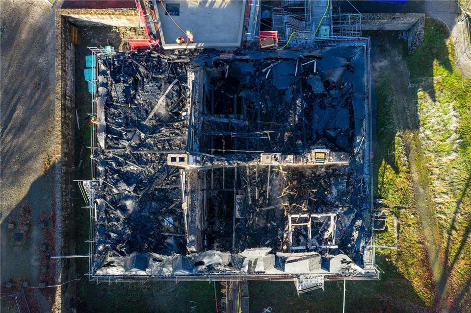 lick auf das ausgebrannte Dachgeschoss von Schloss Hardenberg. (Luftaufnahme mit einer Drohne)Christoph Reichwein/dpa
