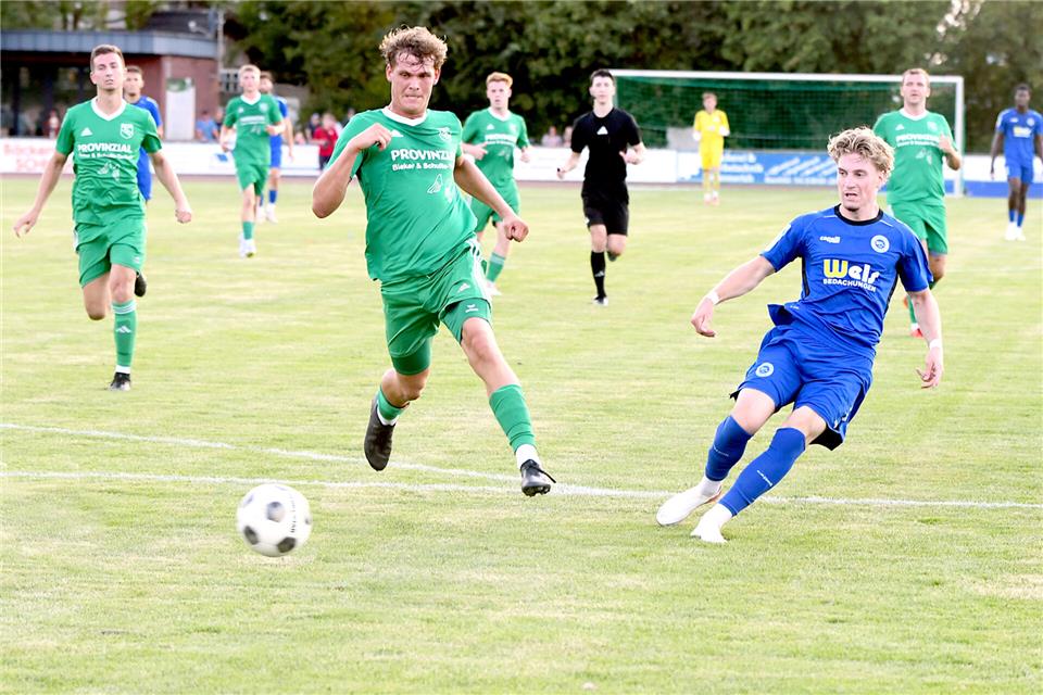 n dieser Situation kommt Finn Olbing (Mitte) gegen Sportfreunde-Angreifer Malte Zumdiek einen Schritt zu spät, aber Torwart Max Olbing lenkt die Kugel zur Ecke.