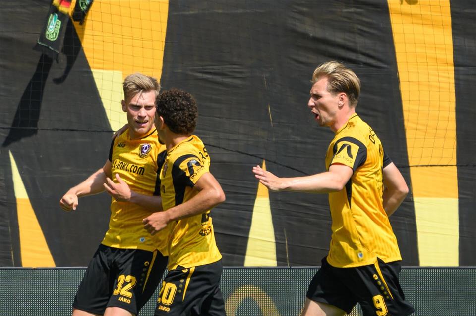 onas Sterner (Dynamo Dresden, l) jubelt nach seinem Tor zum 1:0 mit Ben Bobzien (Dynamo Dresden, M) und Vincent Vermeij (Dynamo Dresden).Robert Michael/dpa