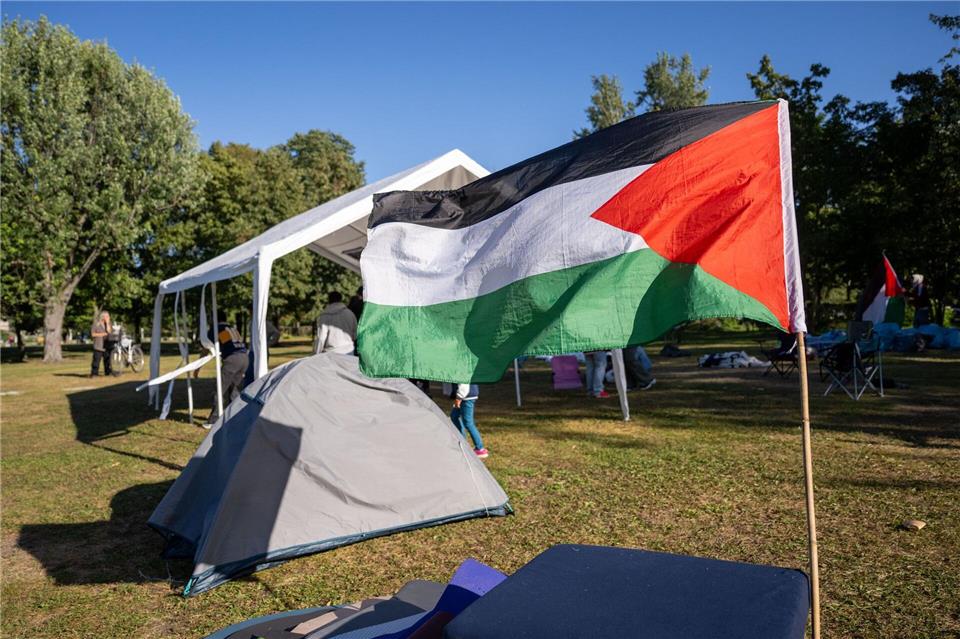 ro-Palästinensische Aktivisten bauen ein Protestcamp nahe dem Kanzleramt wieder auf. -/dpa