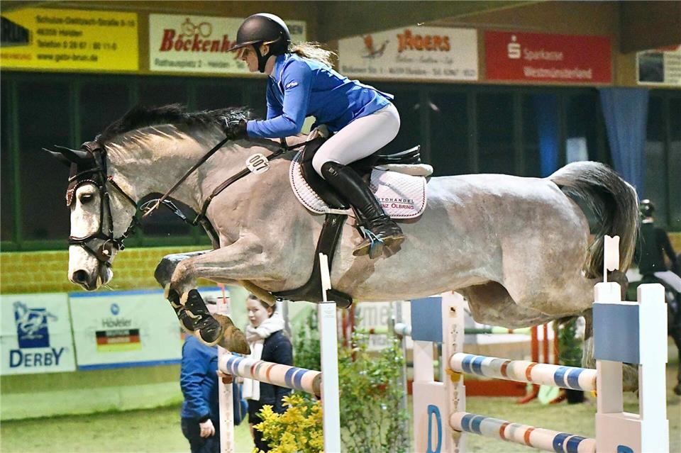 uliane Rölfing vom RV Gestüt Forellenhof will einen neuen Titelversuch starten. Die Amazone ist aber nur eine von vielen Teilnehmern, die in die anspruchsvollen Prüfungen Lokalkolorit in die Halle am Pröbstingsee importiert.