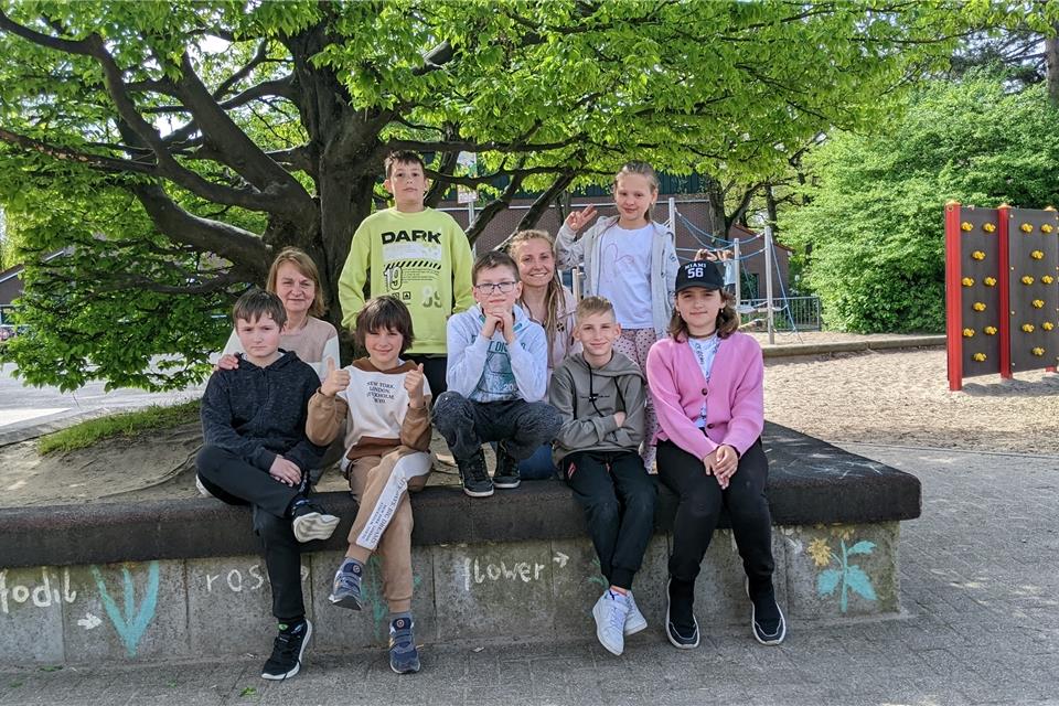 (v.l.) Maxym, Wladi, Artem, Tymur, Bogdan, Dascha, Polina und die anderen ukrainischen Schüler treffen sich regelmäßig. Anna Drachweska (l.) und Valentina Sperling sind als Ansprechpartner vor Ort.