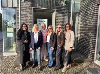 (v.l.n.r) Künstlerin Isel Lübke-Rivera, Maria Kowalsky vom Ortsmarketing, Luzie Hetkamp, Claudia Lage & Charlotte Pludra, Sabrina Greiwe.