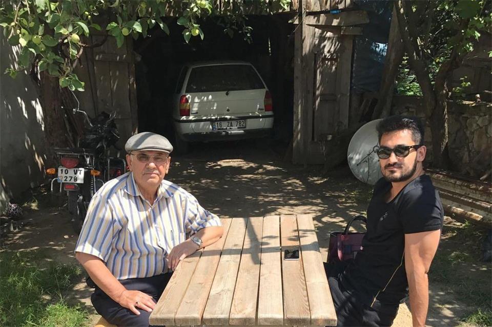 İlkay Gündogan mit seinem Opa Ismail. (Handout)Privat/dpa