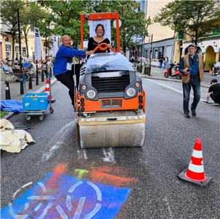 Kunst mit der Planierwalze: Künstlerpaar vermisst Borken