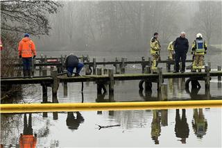Öl gelangt in Pröbstingsee: Einsatz für Feuerwehr und DLRG
